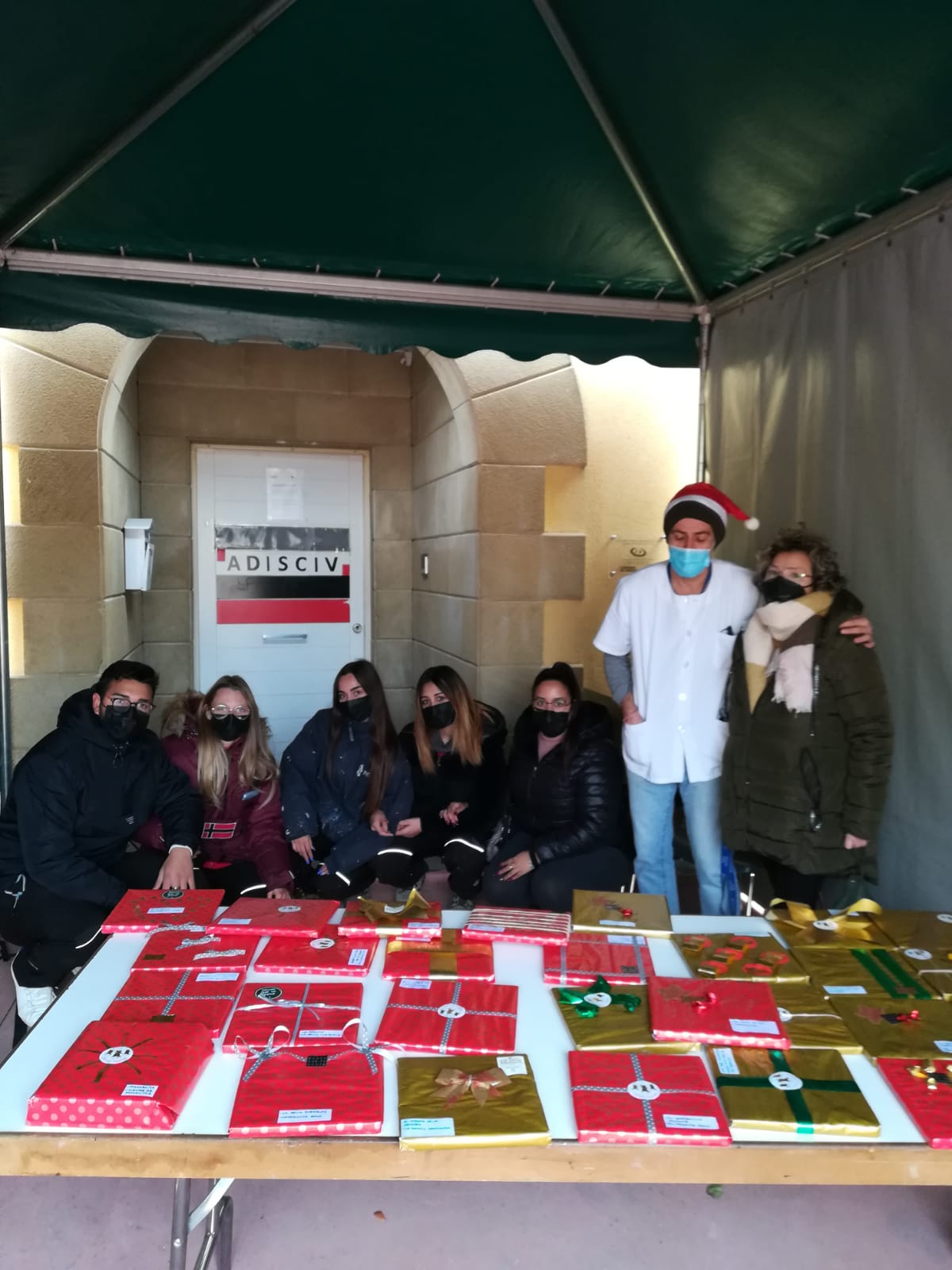Alumnos y alumnas de la Escuela Taller “Ejea Formación 2019” en colaboración con Adisciv Cinco Villas han preparado libros para que todos los niños y niñas de Ejea de los Caballeros tengan un regalo esta Navidad