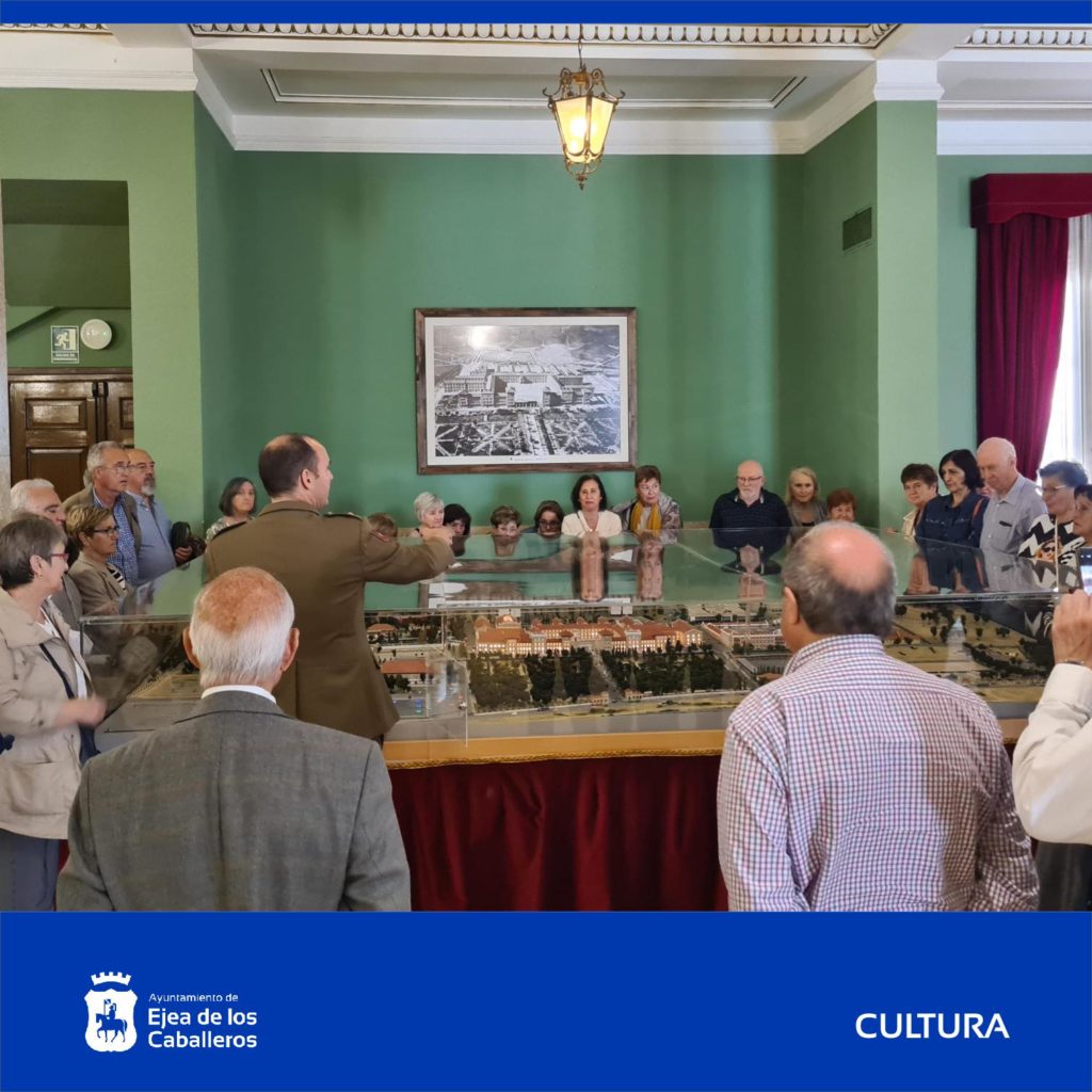 Alumnos de la Universidad de la Experiencia visitaron la Academia General Militar como colofón Alumnos de la Universidad de la Experiencia visitaron la Academia General Militar como colofón