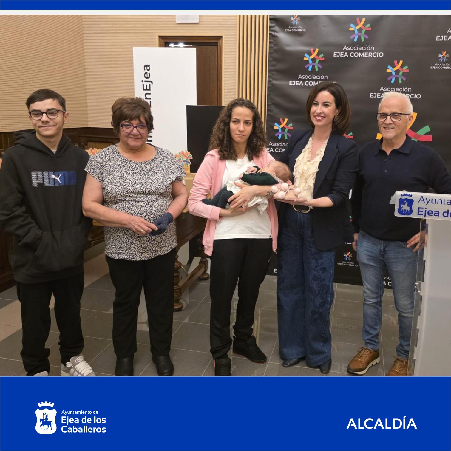 En este momento estás viendo Ejea Comercio entrega su cesta de bienvenida al primer bebé de 2026